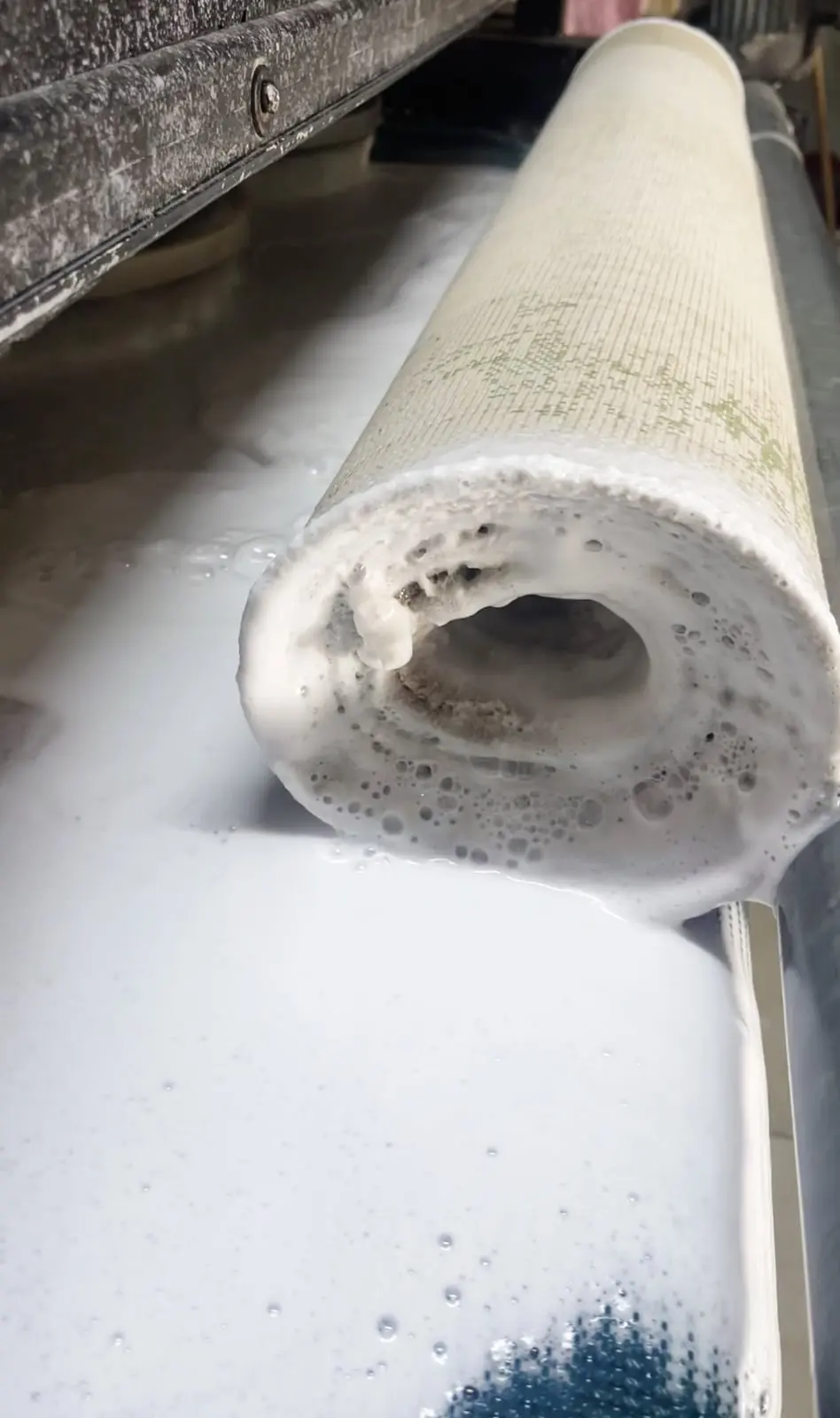 Şampuanlı yıkamadan köpük içinde çıkan rulo halı