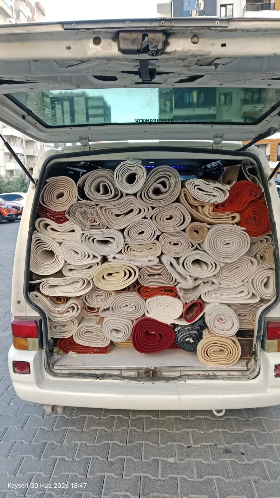 Rulo halılarla dolu servis aracının bagajı